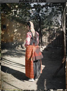 Image représentant Une albanaise catholique de la ville