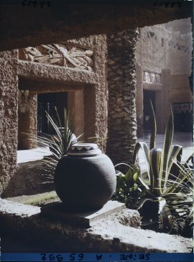 Image représentant L'Exposition Coloniale Internationale de 1931, urne décorative dans la cour du palais de l'A.O.F.