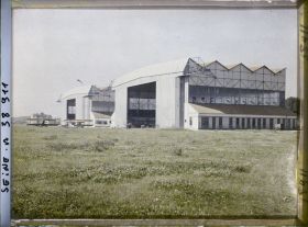 Image représentant Vue des deux hangars métalliques situés le long de la Route Nationale no 7.