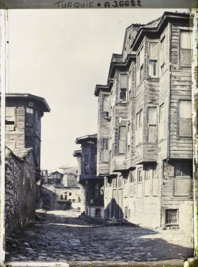 Image représentant Une rue bordée de petits immeubles en bois dans le centre historique de la ville