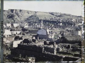 Image représentant La ville en ruines, vers l'hôpital des Soeurs Françaises