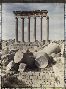 Image représentant Vue, côté externe, des six colonnes restantes du péristyle méridional du sanctuaire du Temple de Jupiter Héliopolitain