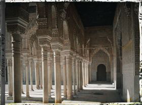 Image représentant Alhambra : galerie à colonnes de la cour des Lions