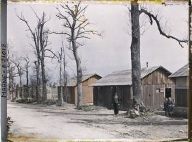 Image représentant France, Courcy, Allée du Château et maison en bois