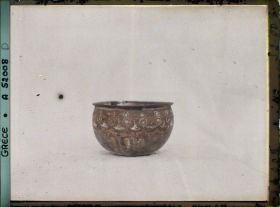 Image représentant Musée archéologique - Vase rond très ouvert, orné de motifs floraux peints provenant de Cnossos