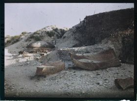 Image représentant France, Fort de Vaux, Deux Coupoles du fort de Vaux. Au 1er plan, une des Coupoles que le Commt Raynal fit sauter