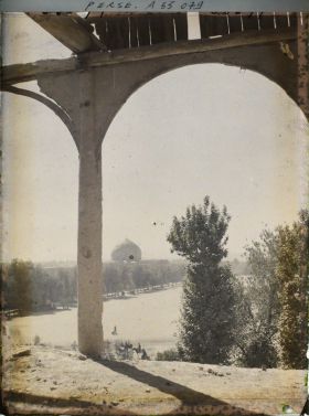 Image représentant Vers le dôme de la Masdjid-i-Sadr (mosquée du Cheikh Lotfallah), côté est de la Meydan-i-Chah