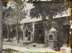 Image représentant Une fontaine sacrée devant une cordonnerie