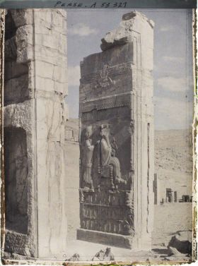 Image représentant Le Tripylon, bas-relief représentant Darius sur son trône devant Xerxès en prince couronné, sous le symbole ailé d'Ahura Mazda et soutenus par les 28 nations vassales