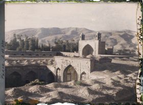 Image représentant La Madrasa-e-Khan (?), école coranique de l'Imam Khân et la Masdjid-I-Vakil, mosquée du régent