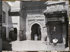 Image représentant La place El-Nejjarîn avec sa fontaine et son fondouk