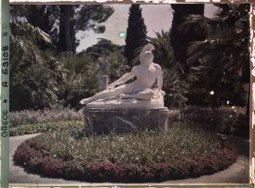Image représentant L'Achilleion - Dans le Parc, une statue