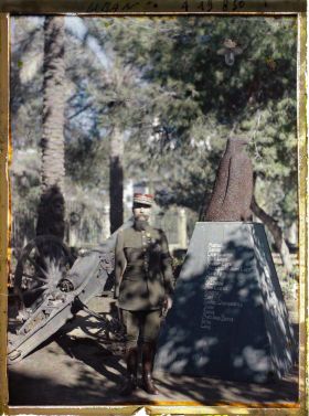 Image représentant Le général Gouraud, haut-commissaire de la République française, devant " L'Aigle de la champagne " dans le parc de sa résidence