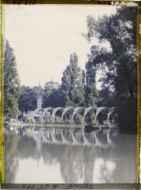 Image représentant L'Exposition Coloniale Internationale de 1931, vue sur le lac Daumesnil en direction de la passerelle des Palmes