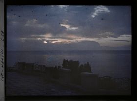 Image représentant Partie est de la terrasse supérieure à la villa Kahn, dite villa Zamir, se dessinant à contre-jour