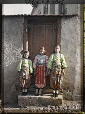 Image représentant Trois fillettes serbes dans l'encadrement d'une porte