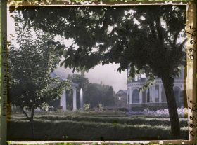 Image représentant Dans le Jardin public (Bâgh-e omumi), à gauche, le kiosque à musique et à droite, la maison de thé