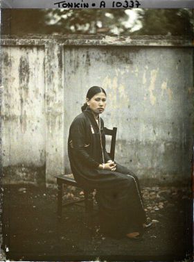 Image représentant Une jeune femme d'ethnie thaï, originaire de Lai-chau (Mg Lai) dans la haute région tonkinoise