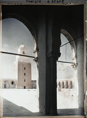 Image représentant La cour, le minaret et la colonnade orientale de la Grande Mosquée dans la médina