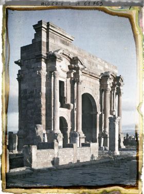 Image représentant Algérie, Arc de Trajan au lever du Soleil