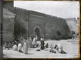 Image représentant Le marché aux peaux de moutons près de la porte bâb Jemâa en-Nouar (" porte de la mosquée des Fleurs ")