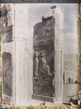 Image représentant Le Tripylon, bas-relief représentant Darius sur son trône devant Xerxès en prince couronné, sous le symbole ailé d'Ahura Mazda et soutenus par les 28 nations vassales