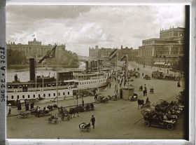 Image représentant Bateaux à vapeur amarrés au port de Blasieholmen vue depuis l'étage d'un immeuble