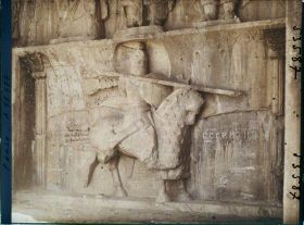 Image représentant Partie basse de la grande grotte : Khosro II en armure avec casque et cotte de maille, sur son cheval Schabdiz