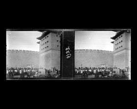 Image représentant Une station de pousse au pied de la muraille crénelée du bastion (wengcheng) de Zhengyangmen ("porte Face au Midi"), ou Qianmen ("porte Antérieure")