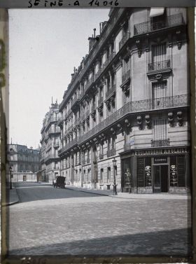 Image représentant Maisons (inhabitées?) rue Clément Marot, à l'angle de la rue Marbeuf