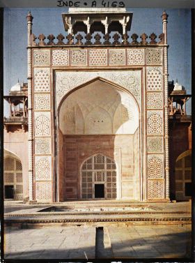 Image représentant Le grand Iwan central de la façade du Mausolée d'Akbar