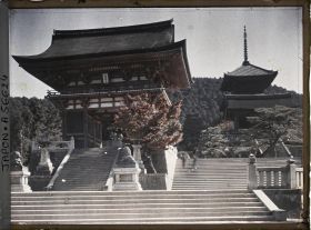 Image représentant L'entrée principale par la Sanmon ou Niomon (Porte des Rois Deva) du temple Kiyomizu-dera (ou Seisuiji)