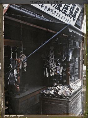 Image représentant Quartier d'Akasaka (?), boutique de "geta" (socques)