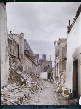 Image représentant Ruines rue de Mâcon, au fond la cathédrale