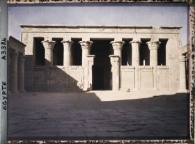 Image représentant Entrée du pronaos (vestibule) du temple d'Horus