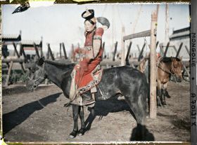 Image représentant Jeune femme de l'aristocratie à cheval à proximité d'un palais ou d'un bâtiment officiel