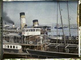 Image représentant Bateaux pour le transport de passagers au port de Galata