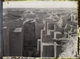 Image représentant A gauche, la porte d'Ishtar, l'une des portes de l'enceinte intérieure de la ville (Règne de Nabuchodonosor II, 605-562 avant J.-C.)