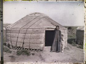 Image représentant Une femme et un enfant devant une yourte