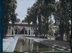 Image représentant Dans l'Arg (la citadelle royale), dans la cour des jets d'eau, vers la salle du Takht-e-Marmar (Trône de marbre)