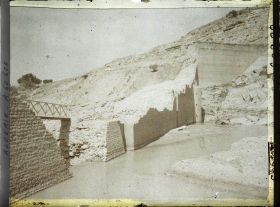 Image représentant Le barrage de l'Habra, la brèche vue de l'amont
