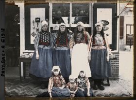 Image représentant Groupe de jeunes filles en costume de l'île