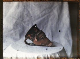 Image représentant Rhyton en forme de tête de porc vu de profil