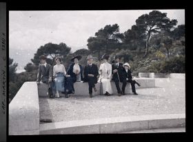 Image représentant La famille von Schoen reçue chez Albert Kahn : au centre le baron Wilhelm von Schoen, ambassadeur d'Allemagne