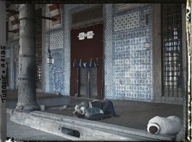 Image représentant Dormeurs devant une entrée de la Rüstem Pasa Camii ("mosquée Rüstem-Pasa")