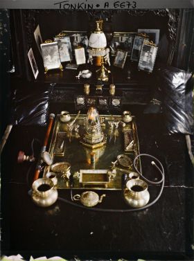 Image représentant Les ustensiles d'une fumeuse d'opium de classe aisée