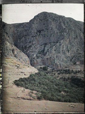 Image représentant A gauche, la gorge séparant les Phedriades (falaises "brillantes") d'où jaillissait la source Castalie
