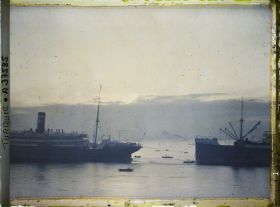 Image représentant Navires en rade sur la mer Marmara à l'aube