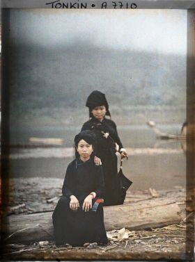 Image représentant Deux femmes faisant partie d'un convoi arrivant du Laos et de la région de Dien bien phu (?)