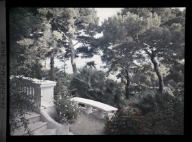 Image représentant La mer vue à travers la végétation, depuis le perron de la villa Miramar